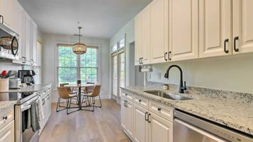 雪櫃、微波爐、焗爐、爐具