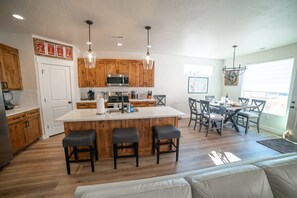 Dining - Hollywood Hangout -  Best Friends (Kanab)