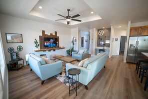 TV, offices - Hollywood Hangout -  Best Friends (Kanab)