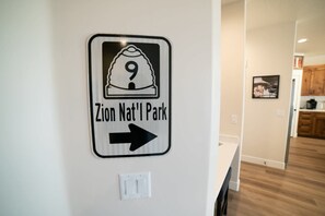 Placa indicativa para o Parque Nacional Zion.