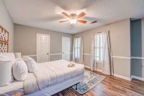 4 habitaciones, escritorio, tabla de planchar con plancha y wifi
