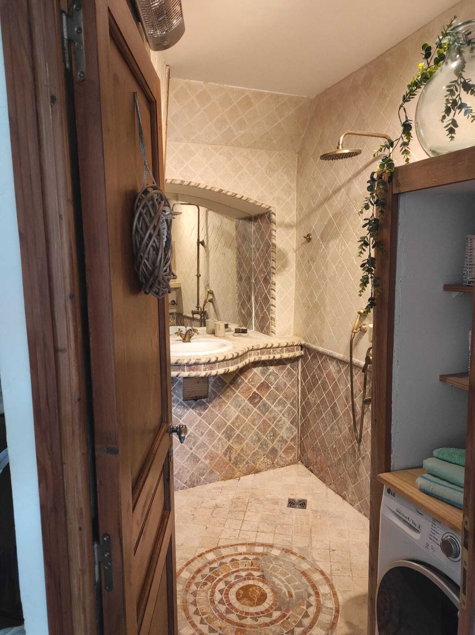 Douche, baignoire à jets, serviettes fournies