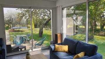 Baby-foot, table de tennis de table, livres, chaĂźne hi-fi