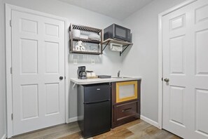 Microondas, cafetera/tetera, utensilios de cocina