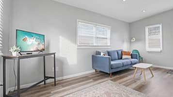 Een televisie en een kantoor