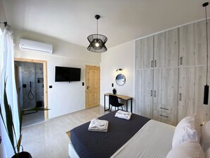 2 bedrooms, in-room safe, iron/ironing board, free WiFi