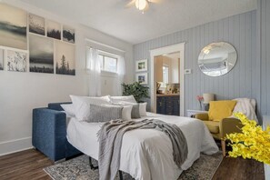 3 bedrooms, desk, iron/ironing board, travel cot - Drum Cottage | Sleeps 7 | Fenced Backyard with BBQ (Drumheller)