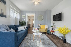 TV, books, offices - Drum Cottage | Sleeps 7 | Fenced Backyard with BBQ (Drumheller)