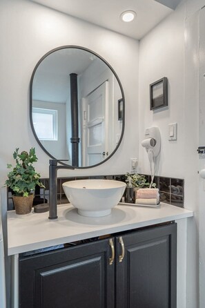 Bathtub, hair dryer, towels - Drum Cottage | Sleeps 7 | Fenced Backyard with BBQ (Drumheller)