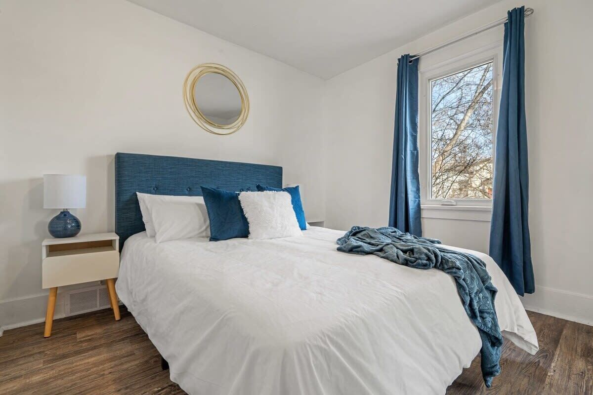 3 室のベッドルーム、デスク、アイロン / アイロン台、旅行用ベビーベッド