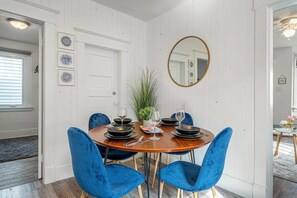 Dining - Drum Cottage | Sleeps 7 | Fenced Backyard with BBQ (Drumheller)