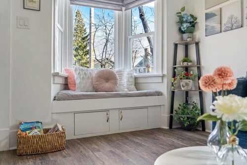 Drum Cottage | Sleeps 7 | Fenced Backyard with BBQ