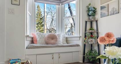 Drum Cottage | Sleeps 7 | Fenced Backyard with BBQ