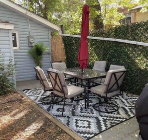Outdoor dining - Drum Cottage | Sleeps 7 | Fenced Backyard with BBQ (Drumheller)