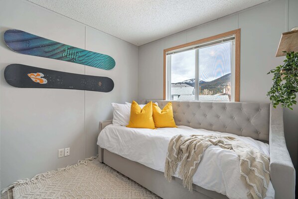 3 bedrooms, desk, iron/ironing board, WiFi