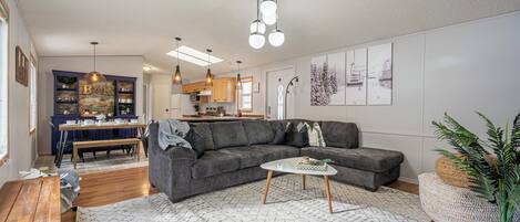 Een televisie en een kantoor