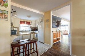 Jääkaappi, mikroaaltouuni, uuni, liesi