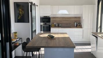 Een koelkast, een microgolfoven, een oven, een kookplaat