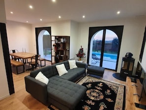 TV, video games, DVD player, ping pong - Renovated family home with secure swimming pool (Grasse)