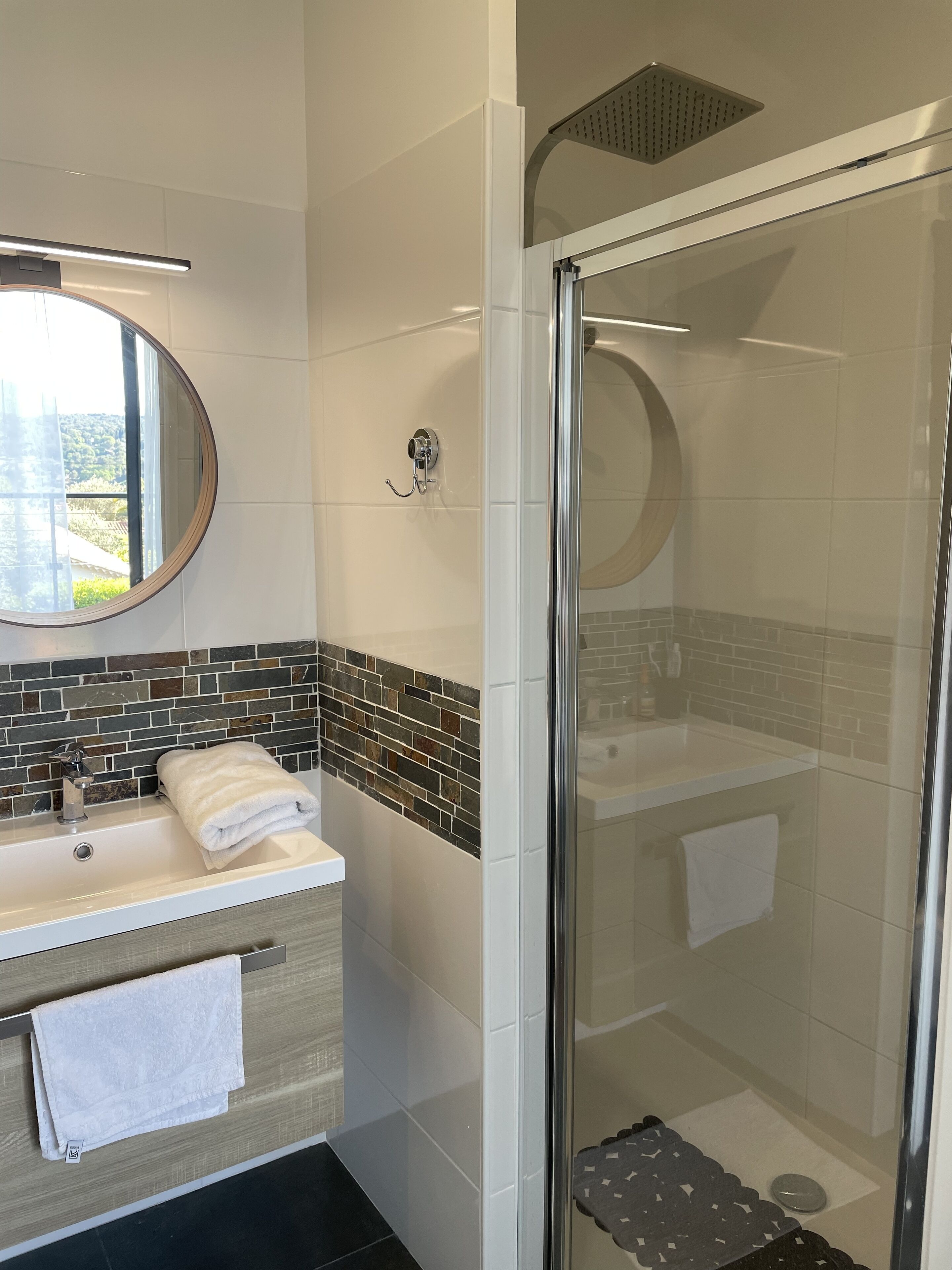 Badekar, hårtørrer, håndklæder, Toiletpapir