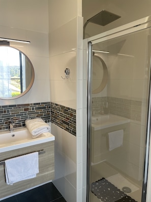 Bathtub, hair dryer, towels, toilet paper - Renovated family home with secure swimming pool (Grasse)