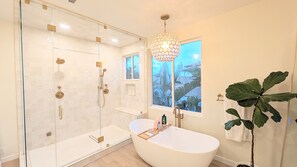 Combined shower/tub, hair dryer, bidet, towels - Ocean View Home, Steps from Beach, with Hot Tub and Steam Shower (Encinitas)