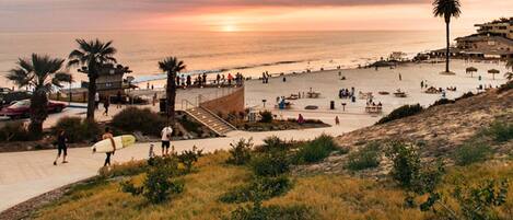 In Strandnähe, Liegestühle, Strandtücher