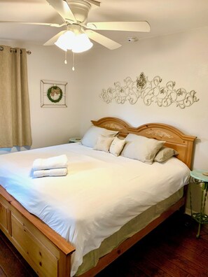 3 Schlafzimmer, Schreibtisch, Bügeleisen/Bügelbrett, Reisekinderbett