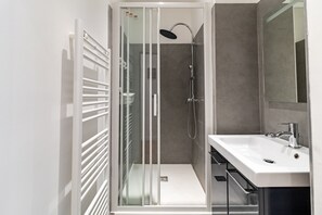 Articles de toilette gratuits, sèche-cheveux, serviettes fournies