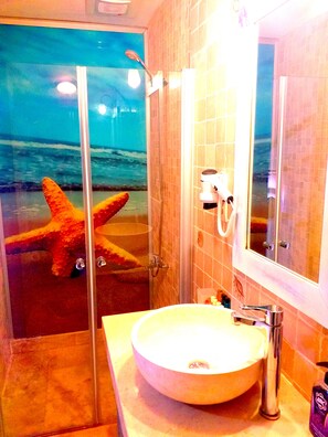 Free toiletries, hair dryer, towels, soap - ÇÖKERTME BUTİK OTEL (Milas)
