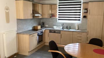 Kühlschrank, Mikrowelle, Herdplatte, Geschirrspüler