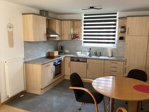 Fridge, microwave, stovetop, dishwasher