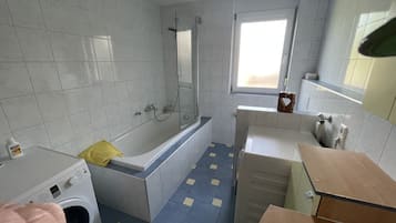 Duschwanne, Haartrockner, Handtücher, Seife