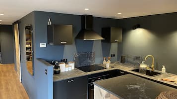 Frigorífic, microones, forn i placa de cuina