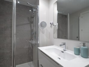 Dusche, Haartrockner, Handtücher