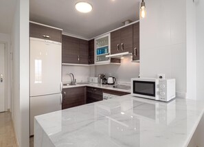 Réfrigérateur, micro-ondes, four, lave-vaisselle