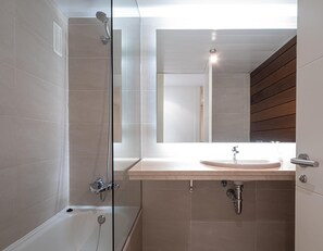 Bathtub, hair dryer, towels