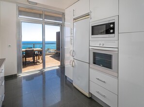 Een koelkast, een magnetron, een oven, een vaatwasser