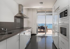 Een koelkast, een magnetron, een oven, een vaatwasser