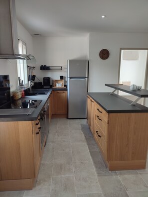 Jääkaappi, mikroaaltouuni, uuni, liesi