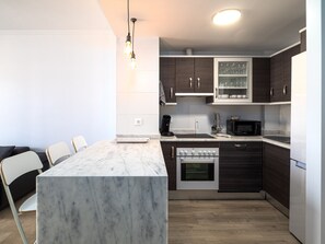 Een koelkast, een microgolfoven, een oven, een vaatwasser