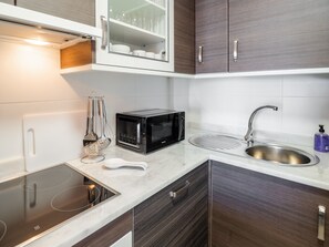 Een koelkast, een microgolfoven, een oven, een vaatwasser