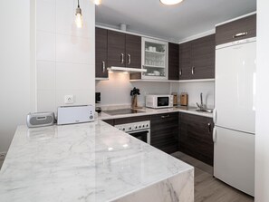 Een koelkast, een microgolfoven, een oven, een vaatwasser