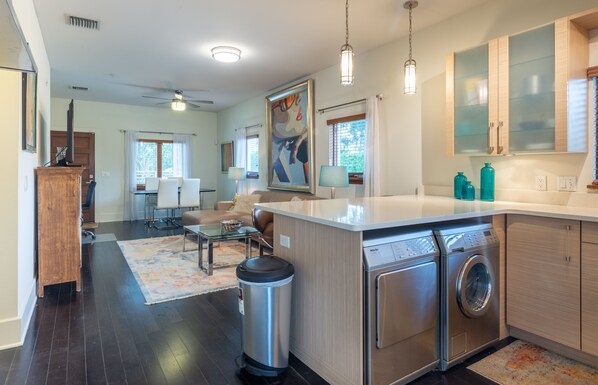 冷蔵庫、オーブン、電気ポット、トースター