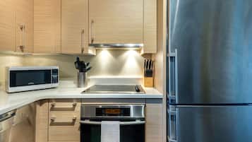 Geladeira, fogão, chaleira elétrica, torradeira