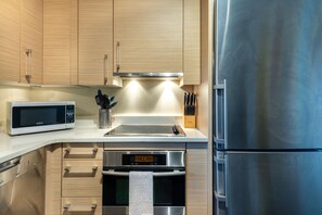 冷蔵庫、オーブン、電気ポット、トースター