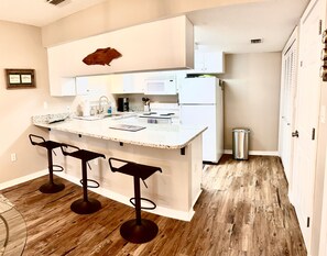 冰箱、微波炉、烤箱、炉灶