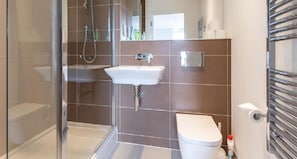 Appartement | Salle de bain | Ensemble baignoire-douche, baignoire profonde, séchoir à cheveux