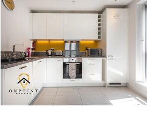 Apartment | Private kitchen | Fridge, microwave, oven, stovetop - Impeccable 2-bed Apartment in Reading (Reading)