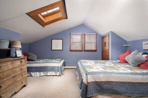 4 chambres, bureau, fer et planche à repasser, lit parapluie